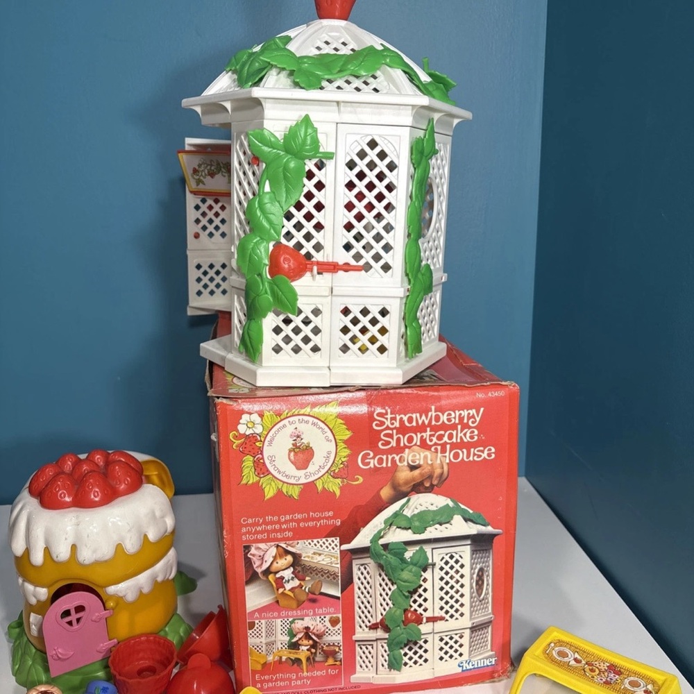 VINTAGE STRAWBERRY SHORTCAKE BUNDLE. GREAT ADDITION FOR COLLECTOR. - Picture 6 of 8